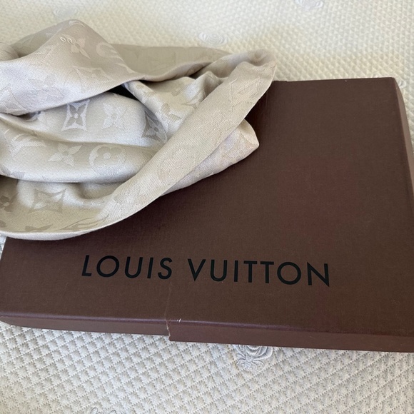 Louis Vuitton Monogram Classic Shawl Scarf Silk/Wool in Beige (Greige), with box - Picture 7 of 10